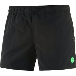 Szorty kąpielowe w kolorze czarnym. Klapki marki Swimwear. W wyprzedaży za 38.95 zł.