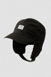 C.P. COMPANY Czarna czapka uszatka z daszkiem. Czarne czapki z daszkiem C.P. Company, bez wzorów. W wyprzedaży za 599.99 zł.