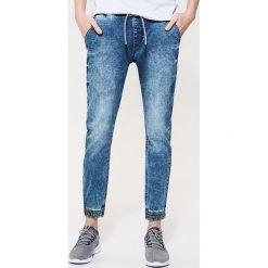 Jeansowe spodnie typu jogger - Niebieski. Jeansy marki House. W wyprzedaży za 69.99 zł.