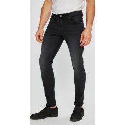 Guess Jeans - Jeansy Chris. Czarne jeansy Guess Jeans, m. W wyprzedaży za 269.90 zł.