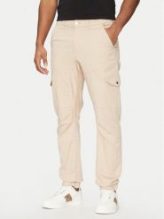 Guess Spodnie materiałowe M5RB54 WGXY1 Beżowy Slim Fit. Brązowe spodnie materiałowe Guess, m, z aplikacjami, z bawełny. Za 289.99 zł.