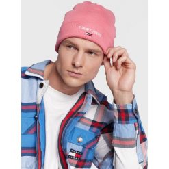 Czapka Tommy Jeans. Czerwone czapki zimowe Tommy Jeans, bez wzorów, z jeansu. Za 139.99 zł.