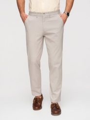 Jednolite spodnie chino męskie REGULAR FIT – beżowe V2 - Rozmiar: XXL. Brązowe eleganckie spodnie Ombre Clothing, do pracy, m, z bawełny, biznesowe. W wyprzedaży za 237.99 zł.