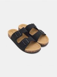 Klapki z regulowanymi paskami i imitacji skóry - czarny. Czarne klapki Sinsay, ze skóry. Za 39.99 zł.