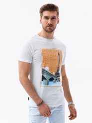 T-shirt męski z nadrukiem - biały V6A S1434 - XL. Białe t-shirty Ombre Clothing, m, bez wzorów, z bawełny, bez kołnierzyka, bez ramiączek. W wyprzedaży za 29.99 zł.