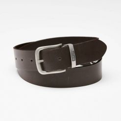 Pasek męski Big Star, naturalna skóra licowa w ciemnobrązowym kolorze z metalową klamrą o matowym wykończeniu oraz klasyczną szerokością do codzienne. Brązowe paski Big Star Accessories, bez wzorów, z jeansu, eleganckie. Za 93.99 zł.