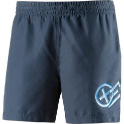 Szorty kąpielowe w kolorze granatowym. Klapki marki Swimwear. W wyprzedaży za 121.95 zł.