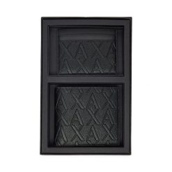 Zestaw portfel i etui na karty Armani Exchange. Czarne portfele Armani Exchange, bez wzorów. Za 379.99 zł.