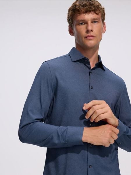 Koszula slim z bawełną oxford - granatowy. Niebieskie koszule Reserved, l, bez wzorów, z bawełny, bez kołnierzyka, bez ramiączek. Za 139.99 zł.