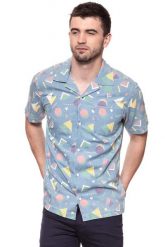 KOSZULA MĘSKA KRÓTKI RĘKAW WRANGLER SS RESORT SHIRT LIGHT INDIGO W59078S4E 112129664. Niebieskie koszule Wrangler, l, bez wzorów, z materiału, bez kołnierzyka, bez ramiączek. W wyprzedaży za 69.99 zł.
