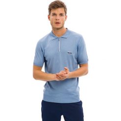 Koszulka polo w kolorze błękitnym. Koszulki polo marki Galvanni. W wyprzedaży za 249.95 zł.