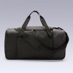 Torba sportowa Kipsta Essential 55 l. Czarne torby na ramię Decathlon, bez wzorów, z materiału, na ramię, bez dodatków. Za 59.99 zł.