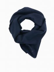 Monochromatyczny szalik męski z frędzlami – granatowy V2 OM-ACSF-0116 - uniwersalny. Niebieskie szaliki Ombre Clothing, z aplikacjami, z bawełny. Za 71.99 zł.