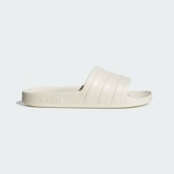 Klapki adilette Aqua. Białe klapki Adidas, z materiału. Za 99.95 zł.