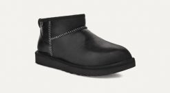 Śniegowce męskie UGG Classic Ultra Mini Leather Regenerate Boot. Czarne śniegowce UGG, z materiału, bez zapięcia. Za 636.99 zł.