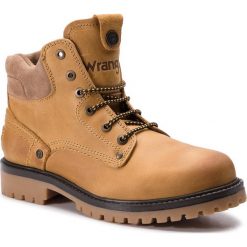 Trapery WRANGLER - WRANGLER-WM182004 Camel 71. Brązowe trapery marki Wrangler, z materiału. W wyprzedaży za 269.00 zł.