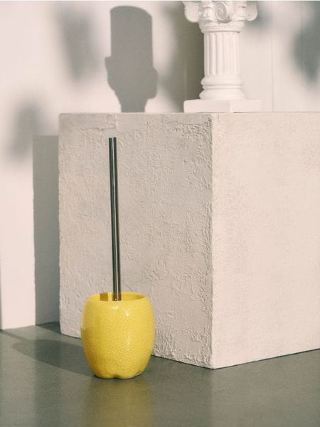 Szczotka toaletowa w kształcie cytryny - żółty. Perfumy męskie Sinsay. Za 29.99 zł.