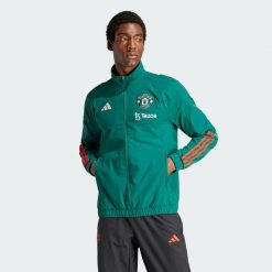 Manchester United Tiro 23 Presentation Jacket. Czerwone bluzy Adidas, m, bez wzorów, z materiału, bez kaptura. W wyprzedaży za 321.90 zł.