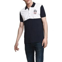 Koszulka polo w kolorze granatowo-białym. Białe koszulki polo sportowe marki Camel Active, Varsity, polo. W wyprzedaży za 72.95 zł.