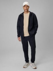 4F Spodnie dresowe męskie - granatowe XL. Niebieskie spodnie materiałowe 4F, na co dzień, l, bez wzorów, z dresówki, sportowe. Za 159.99 zł.