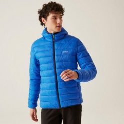 Kurtka turystyczna pikowana męska z kapturem Marizion. Niebieskie kurtki Regatta, m, bez wzorów, z puchu, z kapturem. W wyprzedaży za 326.85 zł.