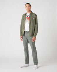 SPODNIE MĘSKIE WRANGLER TEXAS WREATH GREEN W121W3G29 112126234. Zielone spodnie materiałowe Wrangler, l, bez wzorów, z materiału. Za 209.99 zł.