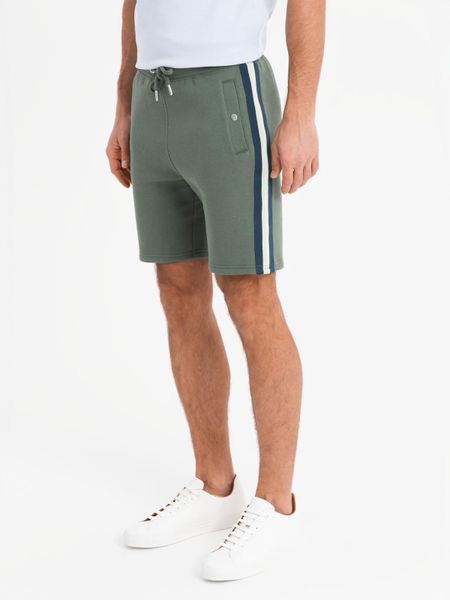 Męskie dresowe szorty z lampasami i ściągaczem w pasie – oliwkowe V2. Zielone krótkie spodenki sportowe Ombre Clothing, m, z aplikacjami, z bawełny. W wyprzedaży za 118.99 zł.