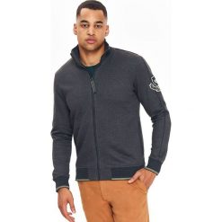 BLUZA ROZPINANA MĘSKA ZE STÓJKĄ I EMBLEMATEM. Bluzy marki TOP SECRET. W wyprzedaży za 59.99 zł.