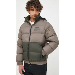 Armani Exchange kurtka męska kolor zielony zimowa. Zielone kurtki Armani Exchange, na zimę, m, bez wzorów, z kapturem. W wyprzedaży za 1,039.90 zł.