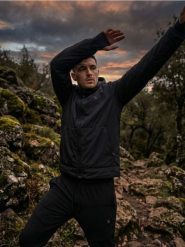 Lekka kurtka wiatrówka z kapturem - czarny. Czarne kurtki Sinsay, l, bez wzorów, z kapturem. Za 99.99 zł.