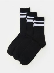 Prążkowane skarpetki 3 pack - czarny. Czarne skarpety Sinsay, bez wzorów, prążkowane. Za 17.99 zł.