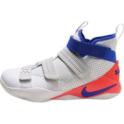 Nike Performance LEBRON SOLDIER XI SFG Obuwie do koszykówki white/racer blue/infrared/pure platinum. Buty do koszykówki marki Nike Performance. W wyprzedaży za 382.85 zł.