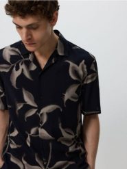 Koszula comfort fit z wiskozy - czarny. Czarne koszule Reserved, l, bez wzorów, z wiskozy, bez kołnierzyka, bez ramiączek. Za 159.99 zł.
