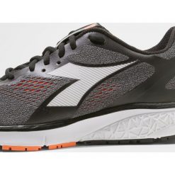 Diadora KURUKA 2 Obuwie do biegania treningowe black/orange vibrant. Buty do biegania marki Diadora, z materiału. W wyprzedaży za 356.15 zł.