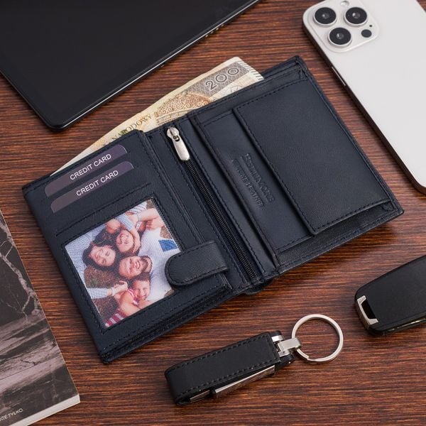 Męski portfel skórzany klasyczny granatowy pionowy Beltimore D45. Niebieskie portfele bez wzorów. Za 44.91 zł.