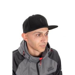 Czapka typu snapback Fox Rage Shield Flat Peak. Czarne czapki z daszkiem FOX RAGE, bez wzorów, z gumy. Za 148.50 zł.