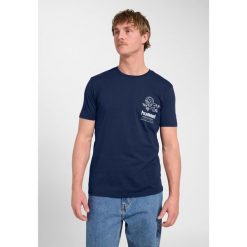 Koszulka Hummel Pulse Graphic. Niebieskie t-shirty sportowe Hummel, bez wzorów, bez ramiączek, na fitness i siłownię. Za 158.00 zł.