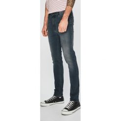 Tommy Jeans - Jeansy Simon. Jeansy Tommy Jeans. W wyprzedaży za 429.90 zł.