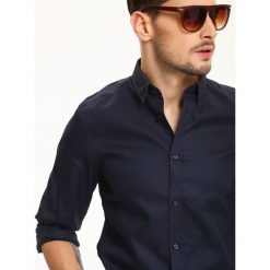 KOSZULA DŁUGI RĘKAW MĘSKA. Czarne koszule marki TOP SECRET, na lato, bez wzorów, z bawełny, bez kołnierzyka, bez ramiączek. W wyprzedaży za 59.99 zł.