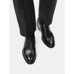 Półbuty GINO ROSSI. Czarne eleganckie półbuty Gino Rossi, bez wzorów, bez obcasa, bez zapięcia. Za 449.99 zł.