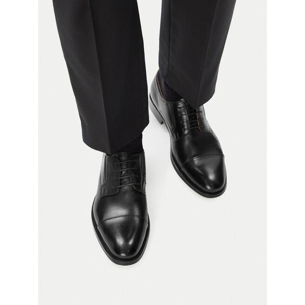Półbuty GINO ROSSI. Czarne eleganckie półbuty Gino Rossi, bez wzorów, bez obcasa, bez zapięcia. Za 449.99 zł.