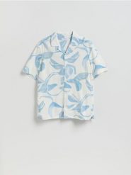 Koszula regular z dodatkiem lnu - jasnoniebieski. Niebieskie koszule Reserved, l, bez wzorów, z wiskozy, bez kołnierzyka, bez ramiączek. Za 139.99 zł.