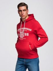 Męska bluza z kapturem kangurka z nadrukiem w stylu college – czerwona V1 - Rozmiar: XXL. Czerwone bluzy Ombre Clothing, m, bez wzorów, z bawełny, z kapturem. W wyprzedaży za 99.99 zł.