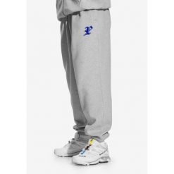 Spodnie dresowe męskie Prosto Gothic. Szare szorty Prosto., m, bez wzorów, z dresówki. W wyprzedaży za 144.99 zł.