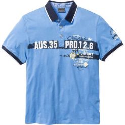 Shirt polo Regular Fit bonprix średni niebieski. Koszulki polo bonprix, z nadrukiem, polo. Za 59.99 zł.