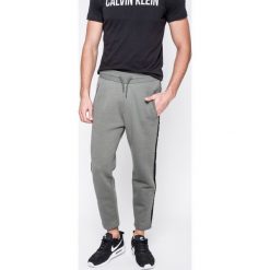 Review - Spodnie. Spodnie materiałowe marki Review. W wyprzedaży za 49.90 zł.
