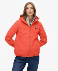 Superdry Kurtka wiatrówka Essential Tri lekka i wodoodporna – HOT CORAL. Brązowe kurtki Superdry, bez wzorów, z materiału, bez kaptura. Za 395.85 zł.