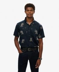 Superdry Krótki rękaw plażowa koszula z lnu – Draconic Navy. Niebieskie koszule Superdry, na lato, l, z aplikacjami, z bawełny, bez kołnierzyka, bez ramiączek. Za 279.65 zł.