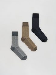 3 pack skarpet - beżowy. Brązowe skarpety Reserved, bez wzorów. Za 49.99 zł.