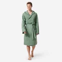 Szlafrok na basen męski Decathlon Compact z mikrofibry. Zielone szlafroki Decathlon, m, bez wzorów, z materiału, bez ramiączek, z kapturem. Za 79.99 zł.